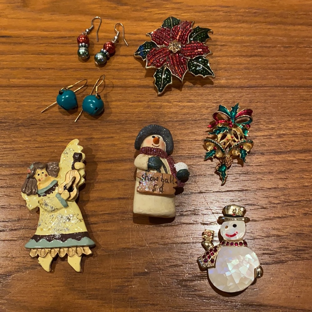 Holiday pins/earrings